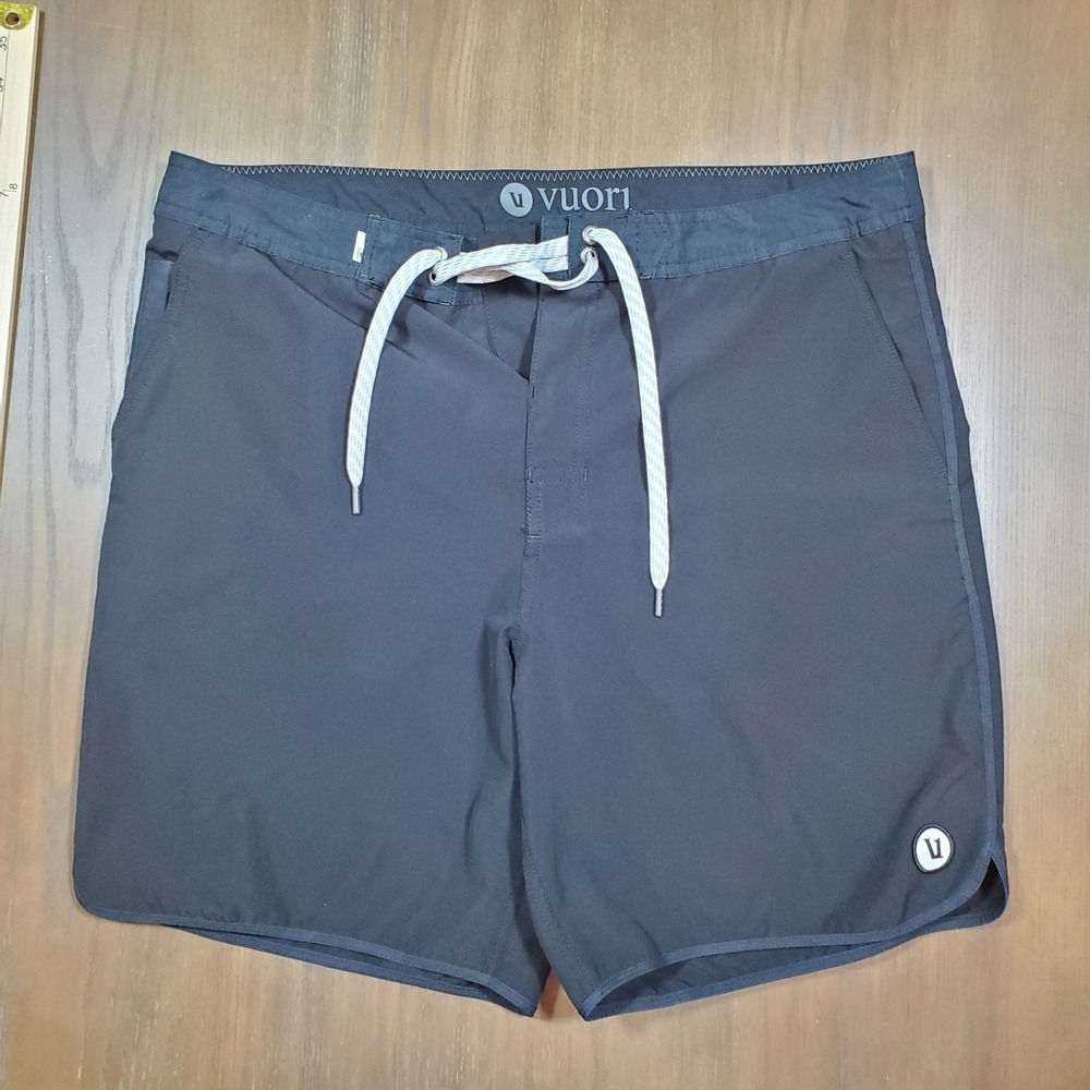 Vuori Board Shorts Mens 31 Black Camo Trim Cruise Boardshorts Swim Trunks V314